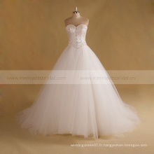 Une robe de mariage en ligne à motifs de broderie en perles pour la robe de mariée